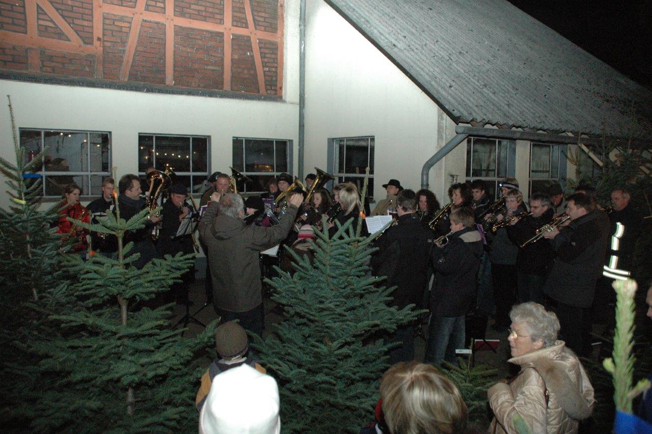 Eine Gruppe von Menschen singt vor einem Gebäude