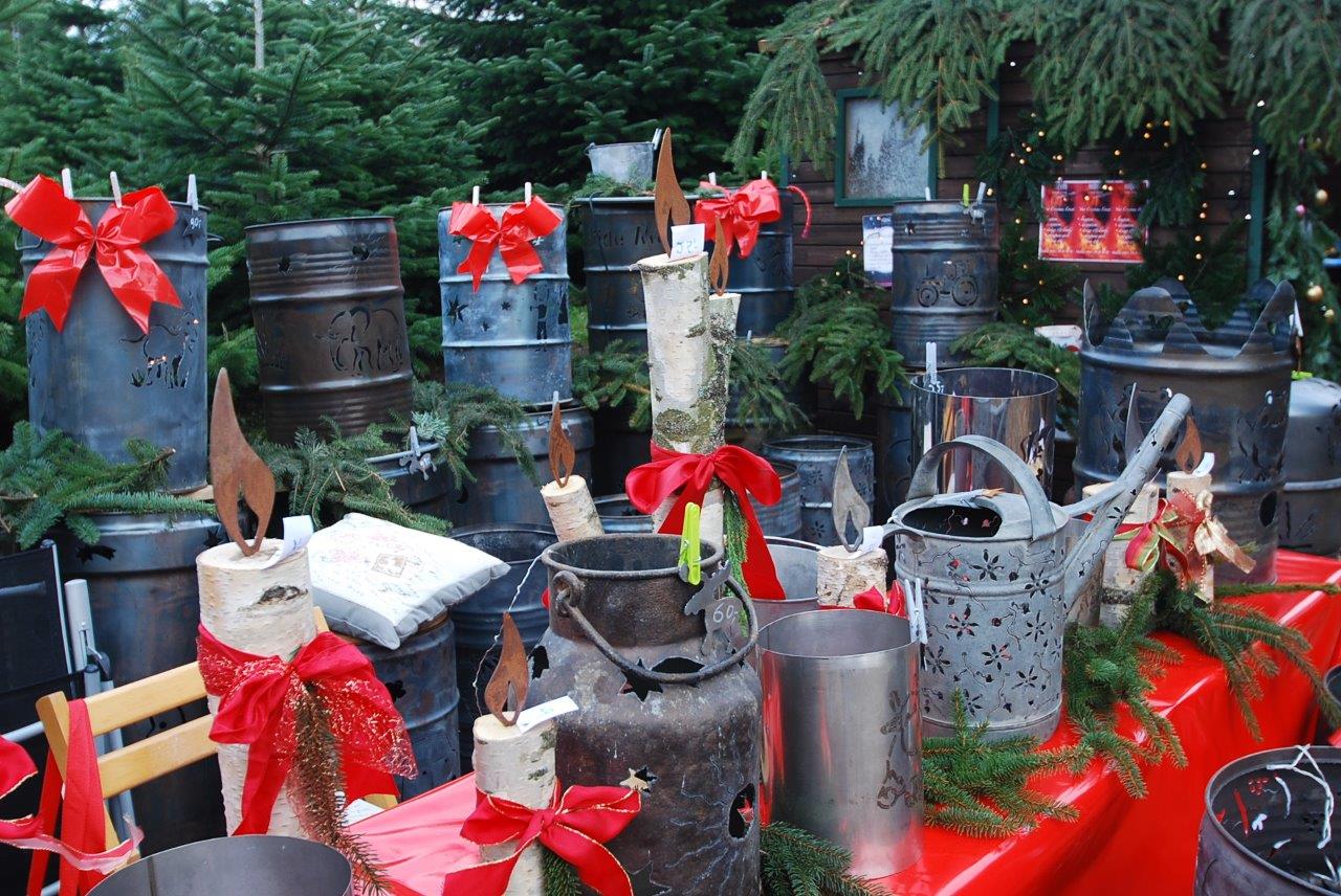Ein Tisch mit vielen Töpfen und Kerzen darauf