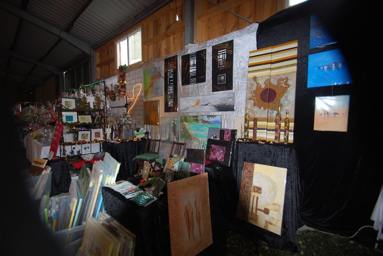 Ein Raum mit vielen Gemälden an der Wand