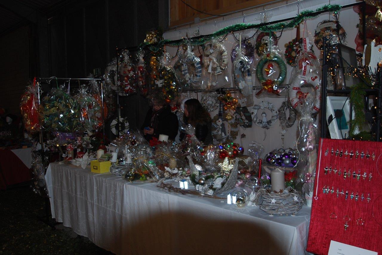 Ein Tisch mit viel Weihnachtsdekoration darauf