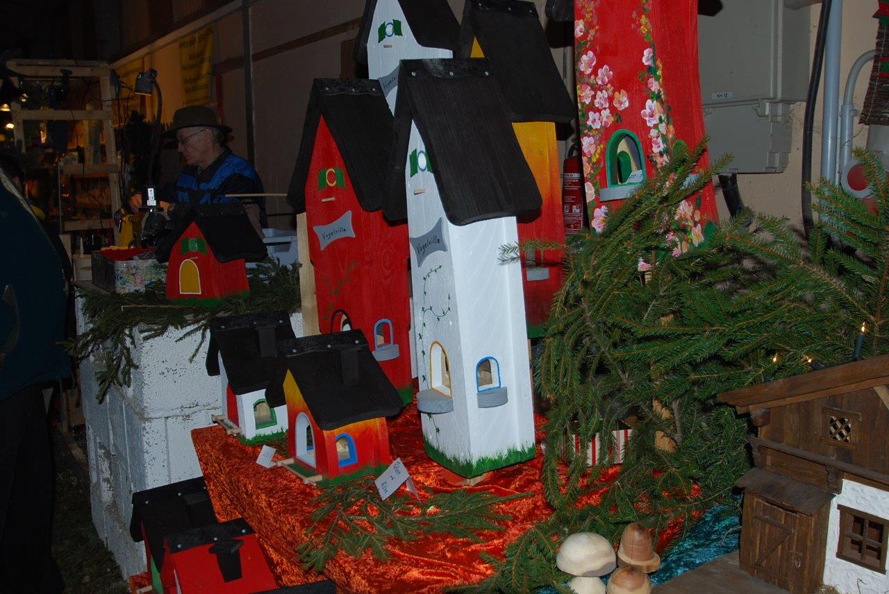 Eine Gruppe von Holzhäusern steht auf einem Tisch.