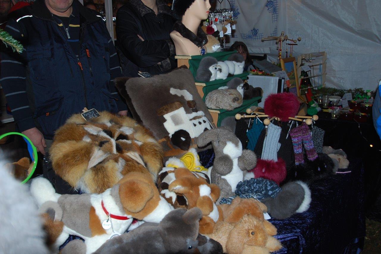 Ein Mann steht hinter einem Tisch voller Stofftiere