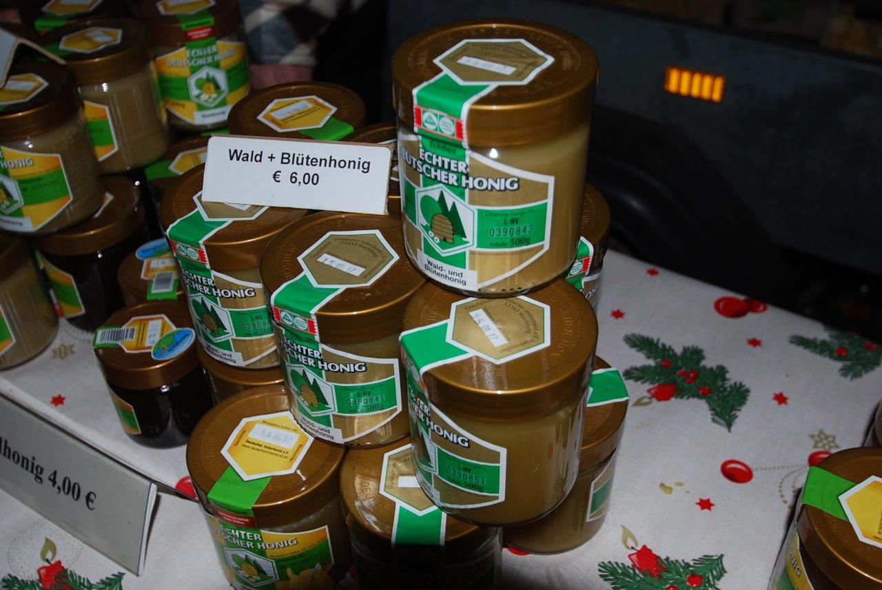 Gläser mit Honig sind übereinander auf einem Tisch gestapelt