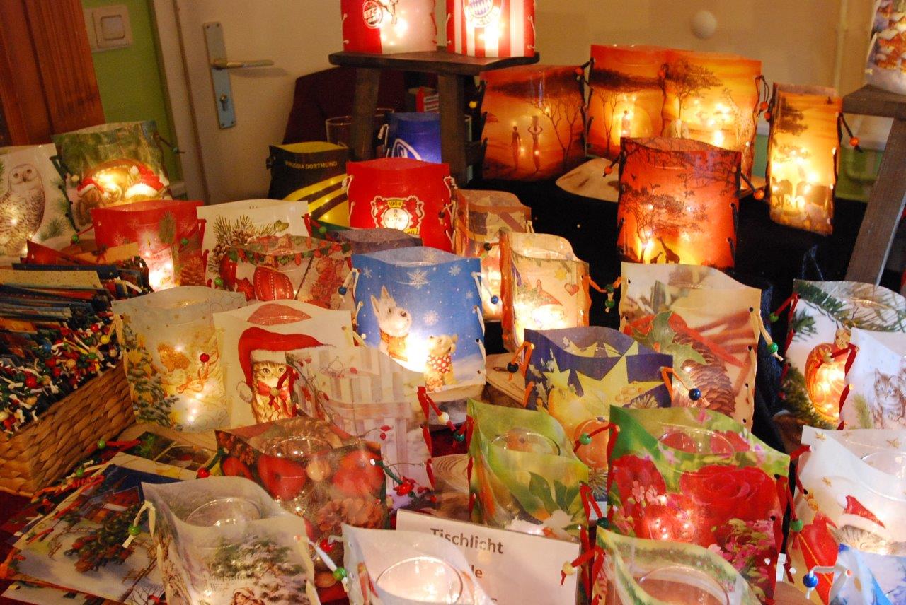 Ein Haufen Weihnachtslaternen stehen auf einem Tisch