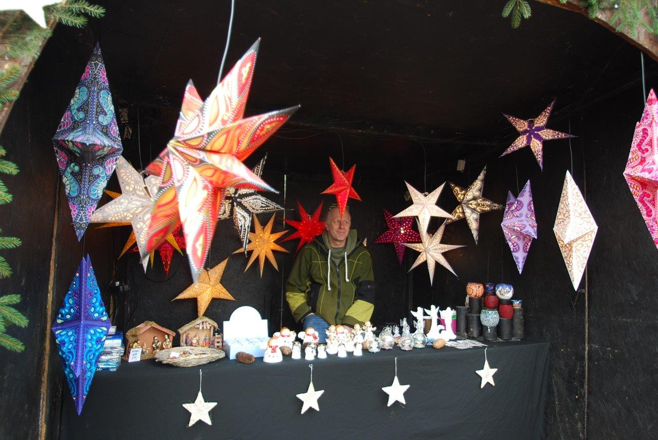 Ein Mann sitzt vor einem Tisch mit einem Haufen Sterne darauf