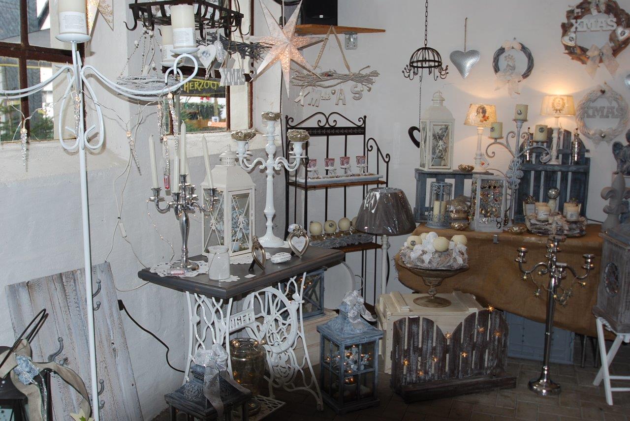 Ein Raum voller Möbel und Kerzen, darunter eine Nähmaschine