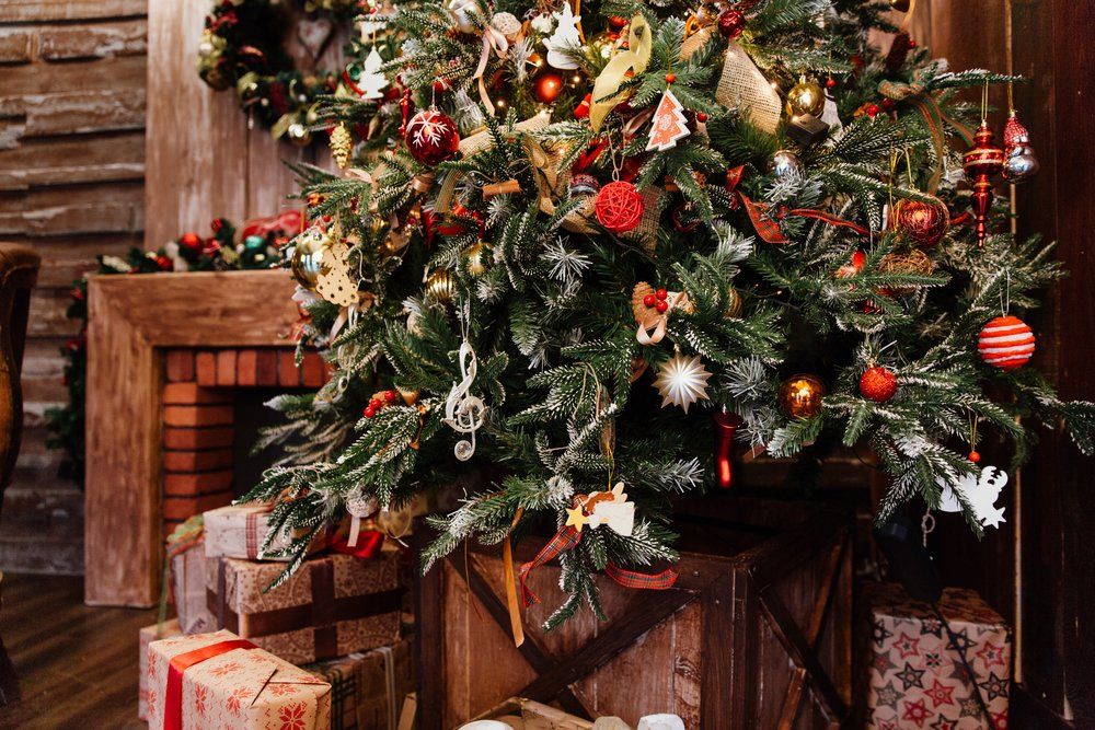 Geschmückter Weihnachtsbaum mit Geschenken unter dem Baum