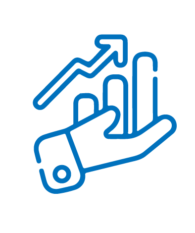 Una mano sostiene un gráfico con una flecha apuntando hacia arriba.