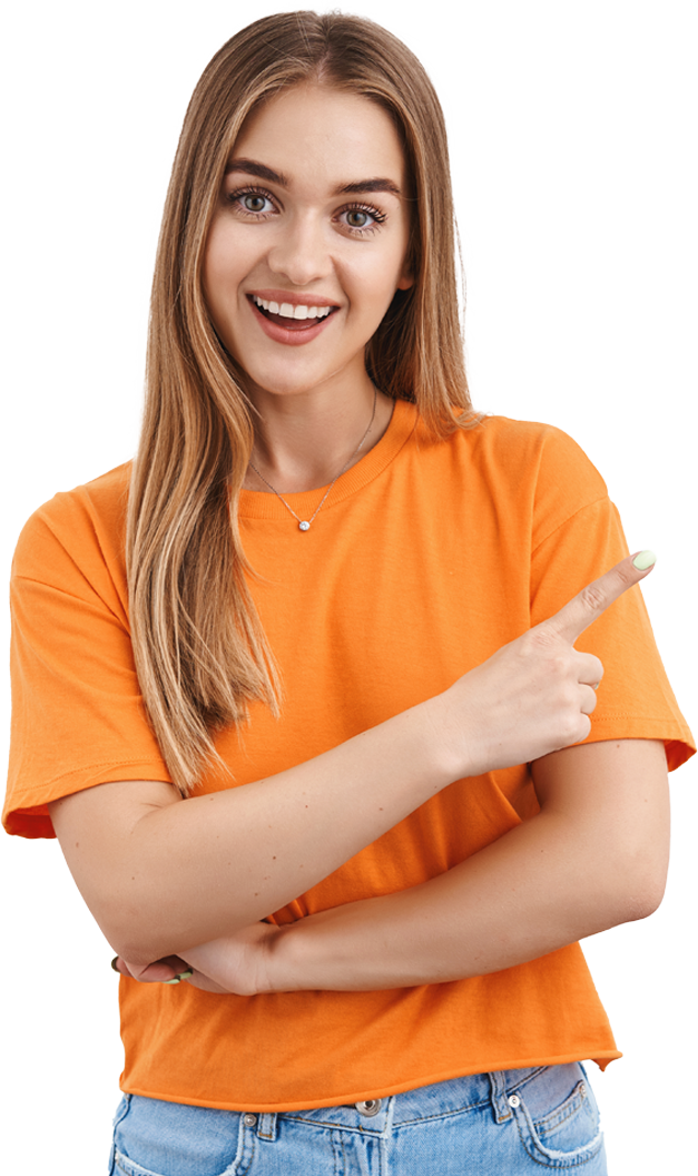 Una mujer con una camisa naranja apunta hacia un lado.