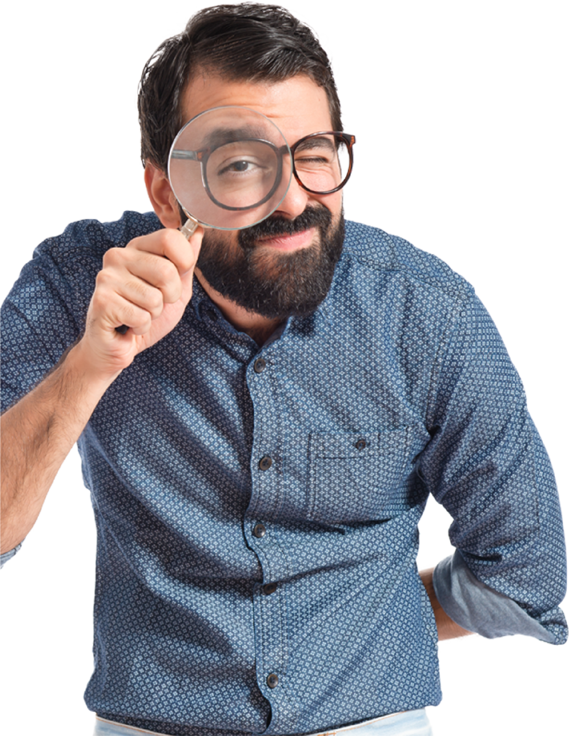 Un hombre con barba mira a través de una lupa.