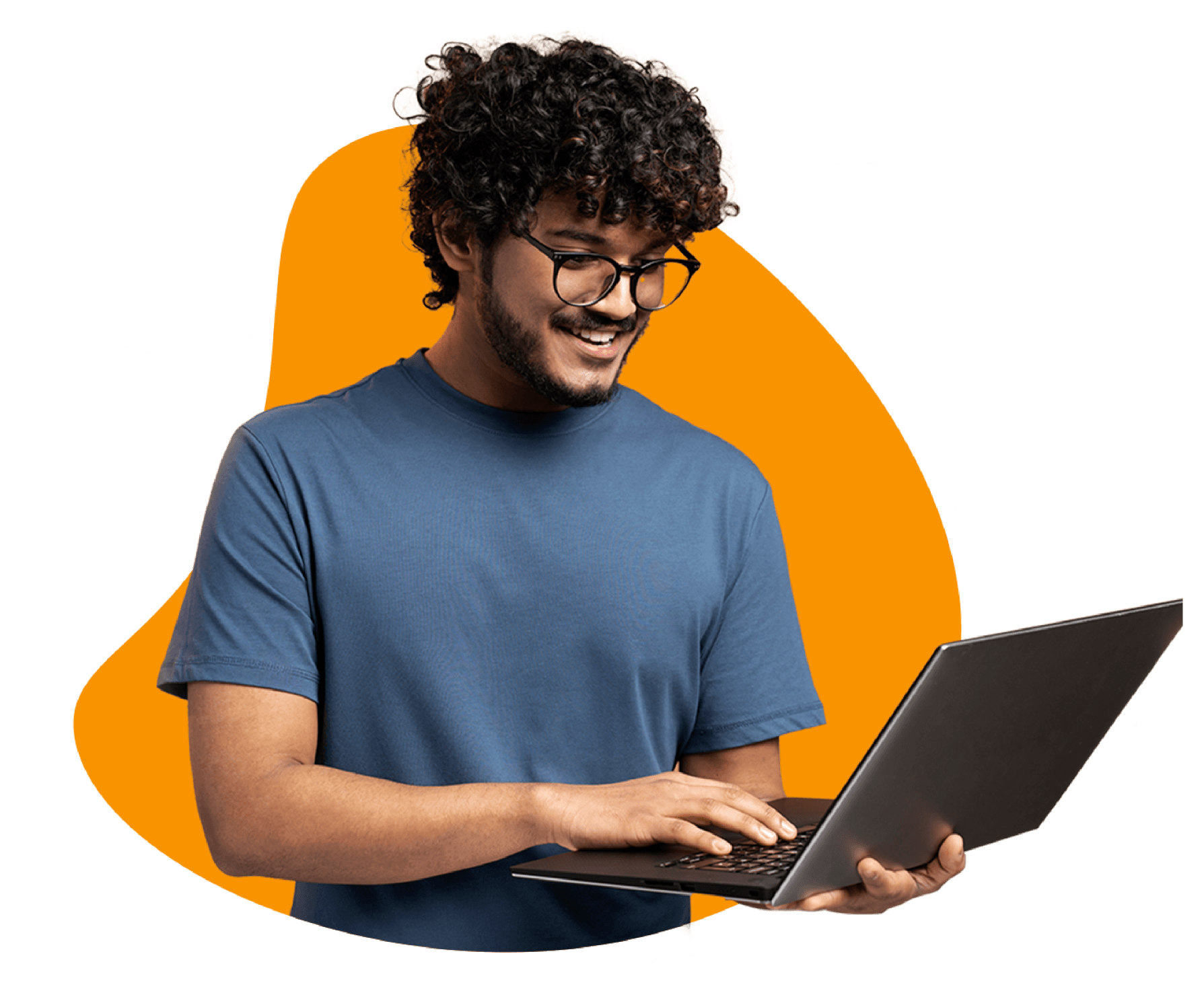 Un hombre con gafas está usando una computadora portátil.