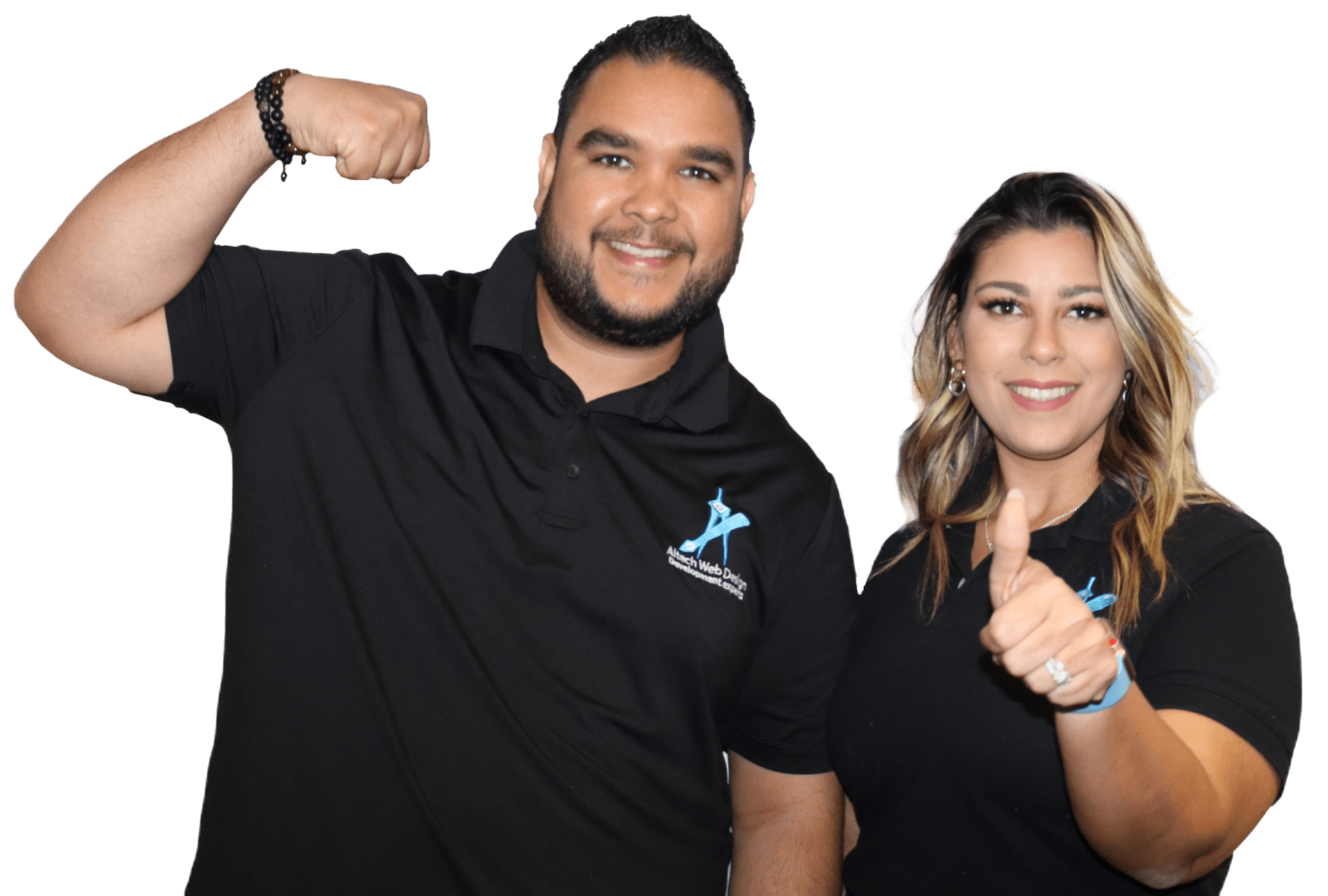 Un hombre y una mujer posan para una fotografía y la mujer levanta el pulgar.