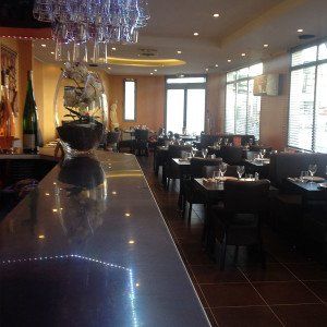 Un restaurant avec des tables et des chaises et un bar