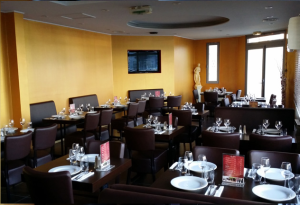 Un restaurant avec beaucoup de tables et de chaises