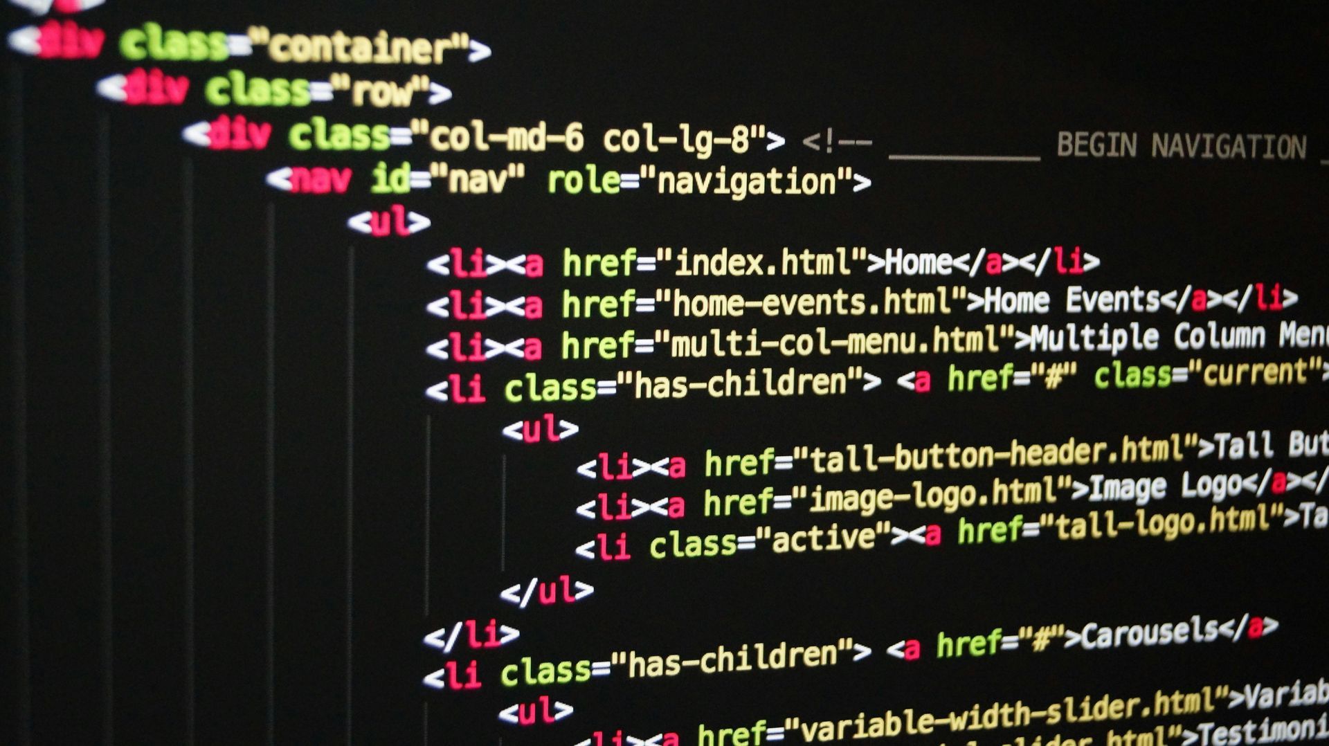Uma tela de computador com muito código HTML