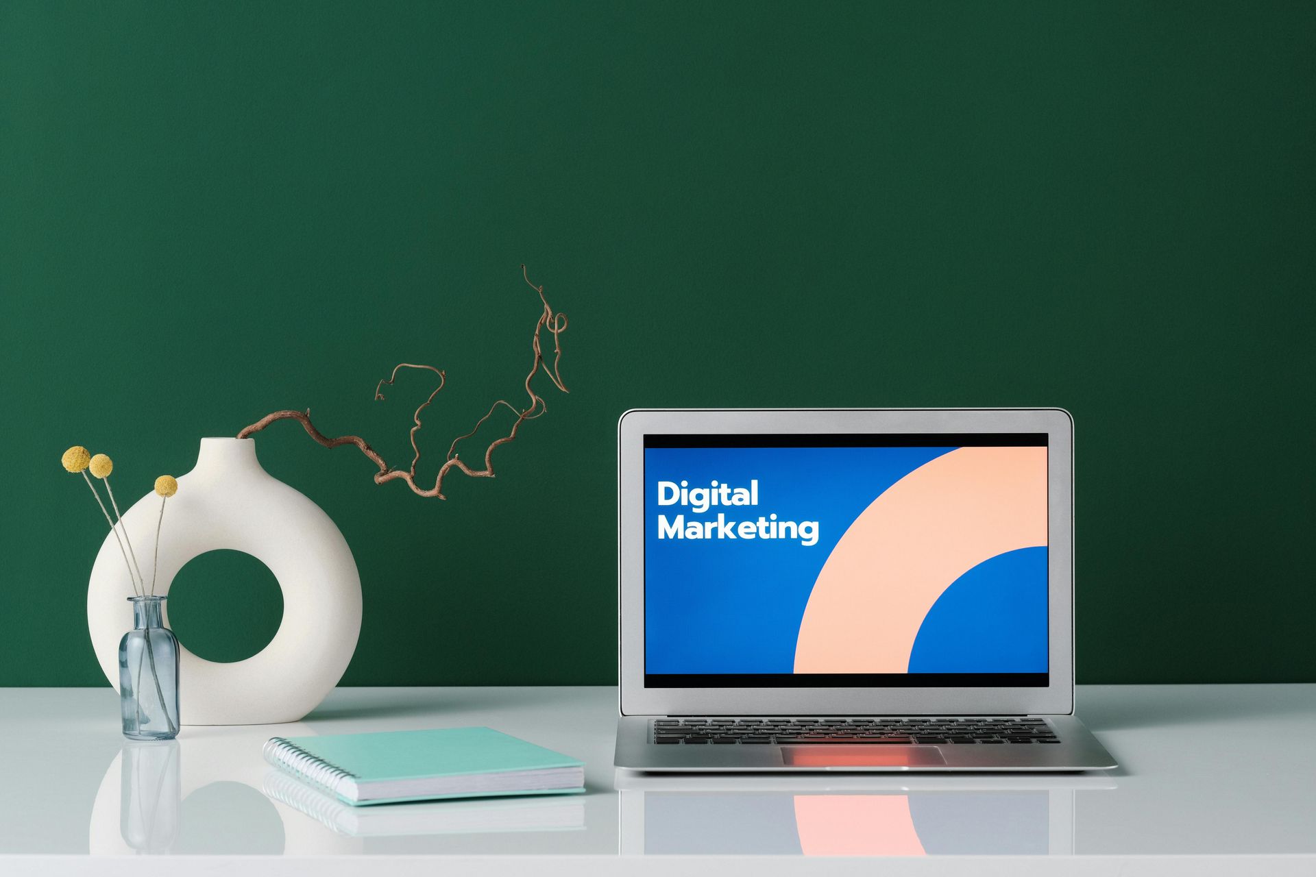 Um laptop está aberto em uma tela que diz marketing digital.