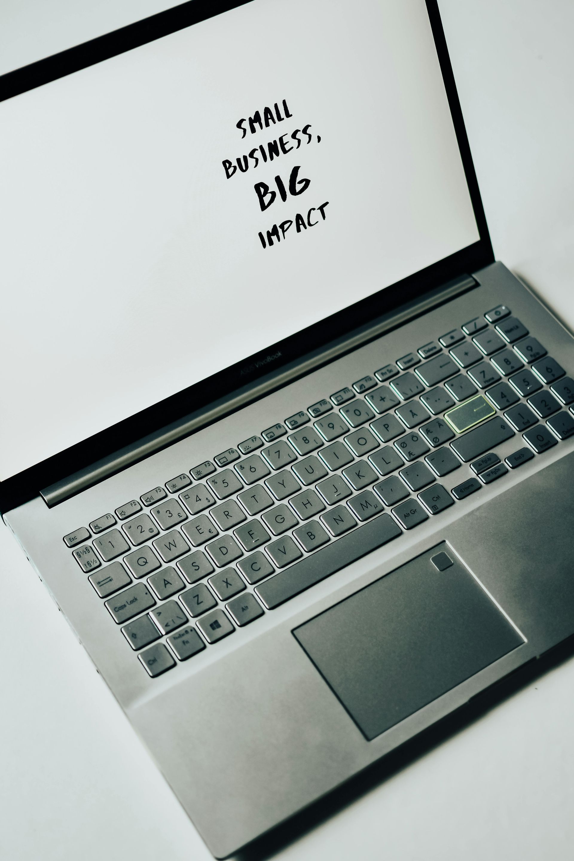 Um laptop está aberto em uma tela que diz 