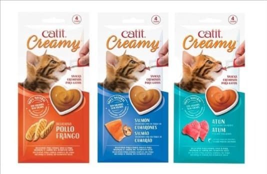 Bolsitas de golosinas cremosas para gatos Catit en tres sabores: pollo, salmón y atún.