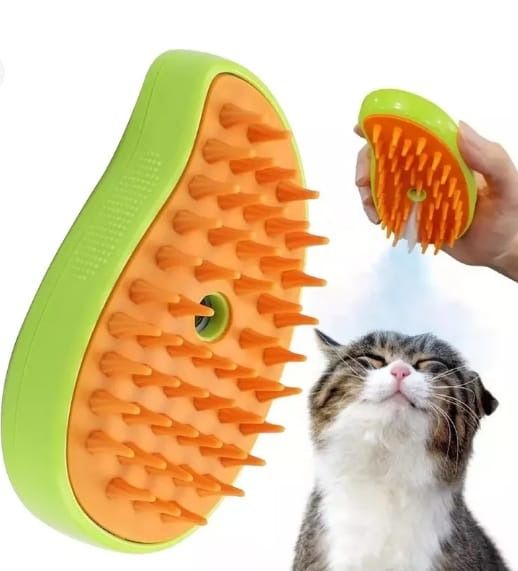 El cepillo verde y naranja para el cuidado de gatos rocía agua sobre un gato atigrado que disfruta del tratamiento.
