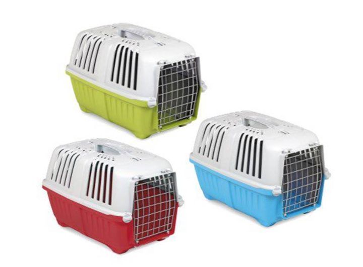 Tres transportadores de plástico para mascotas: verde, rojo y azul, con tapas blancas, puertas de metal y asas de transporte.