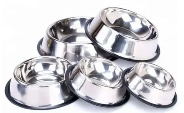 Cinco cuencos para mascotas de acero inoxidable brillante con bases de goma negra