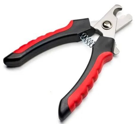 Cortaúñas para perros de color rojo y negro, con resorte, sobre un fondo blanco.