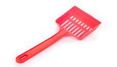 Pala para arena para gatos de plástico rojo con pala ranurada y mango.