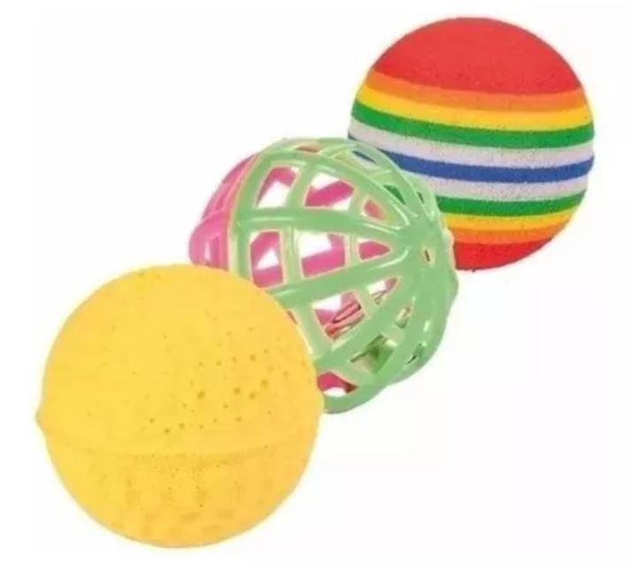 Tres pelotas de juguete para gatos de colores: amarilla, verde con forma de jaula y arcoíris con rayas.