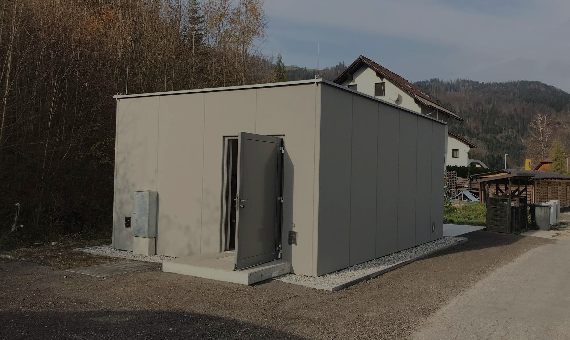 Es sieht aus wie ein futuristischer Tunnel, aus dem Neonlichter kommen.