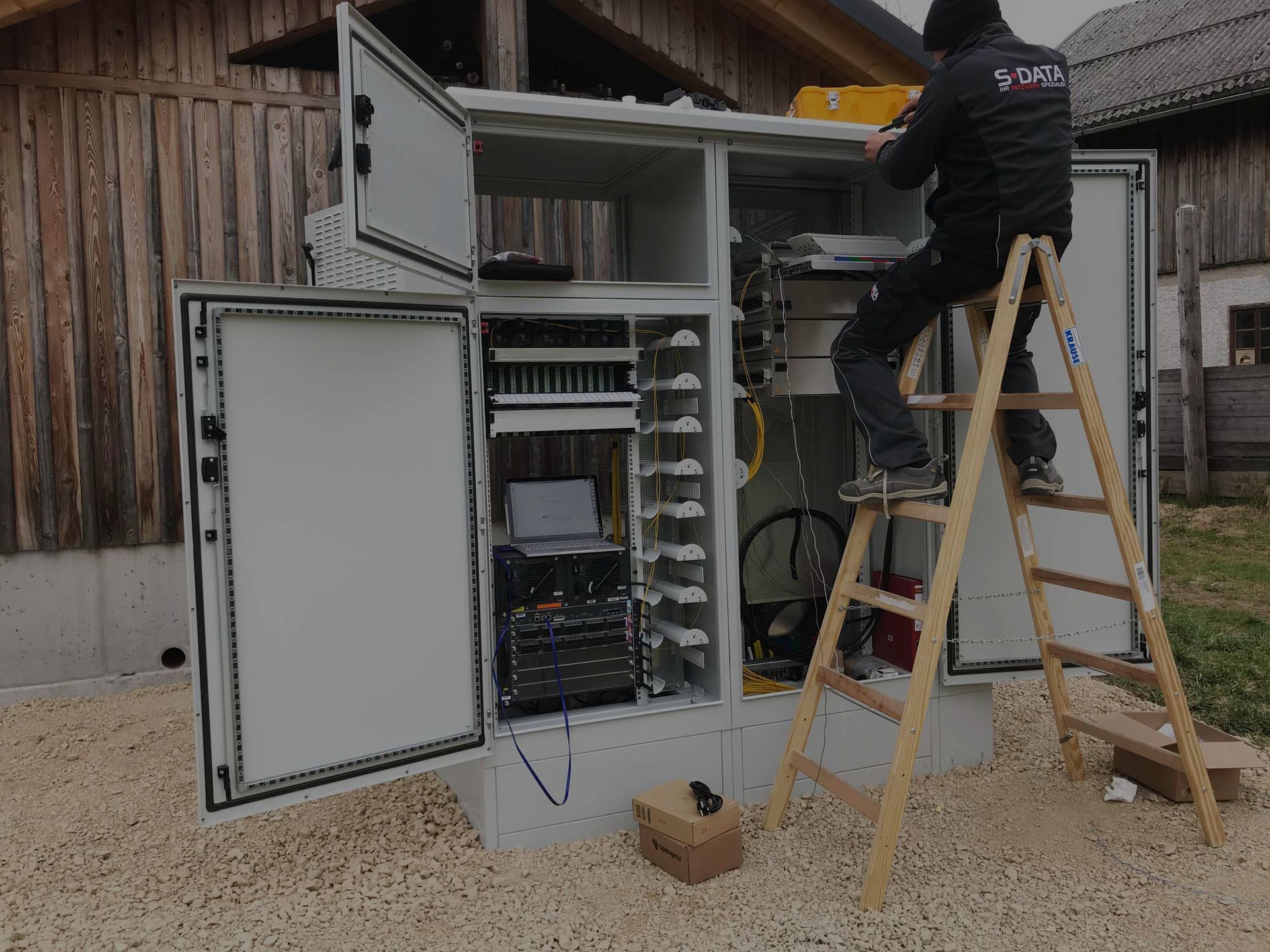 Eine Gruppe von Leuten fährt mit Fahrrädern eine neonbeleuchtete Straße entlang.