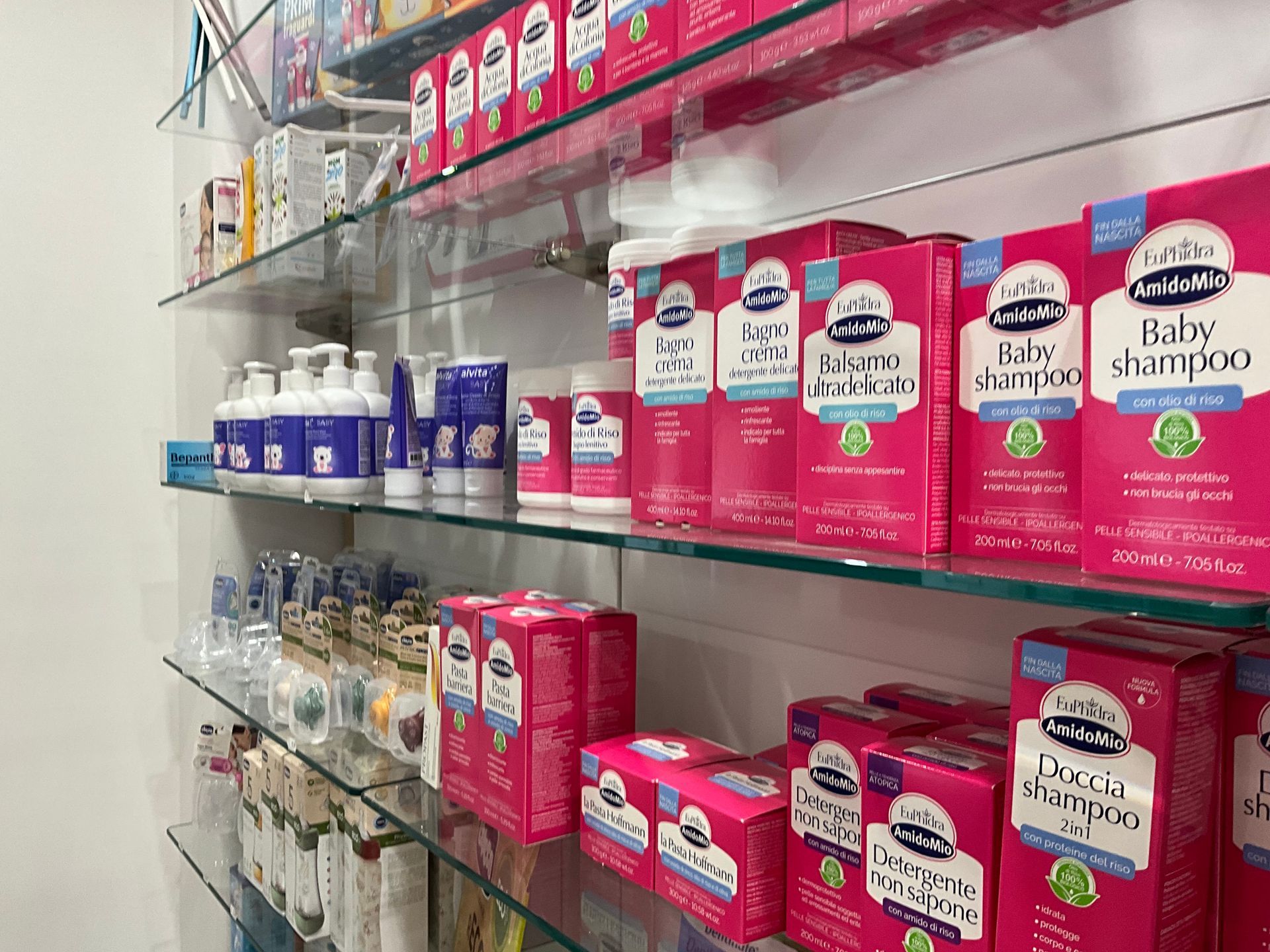 Uno scaffale pieno di prodotti per bambini in un negozio.