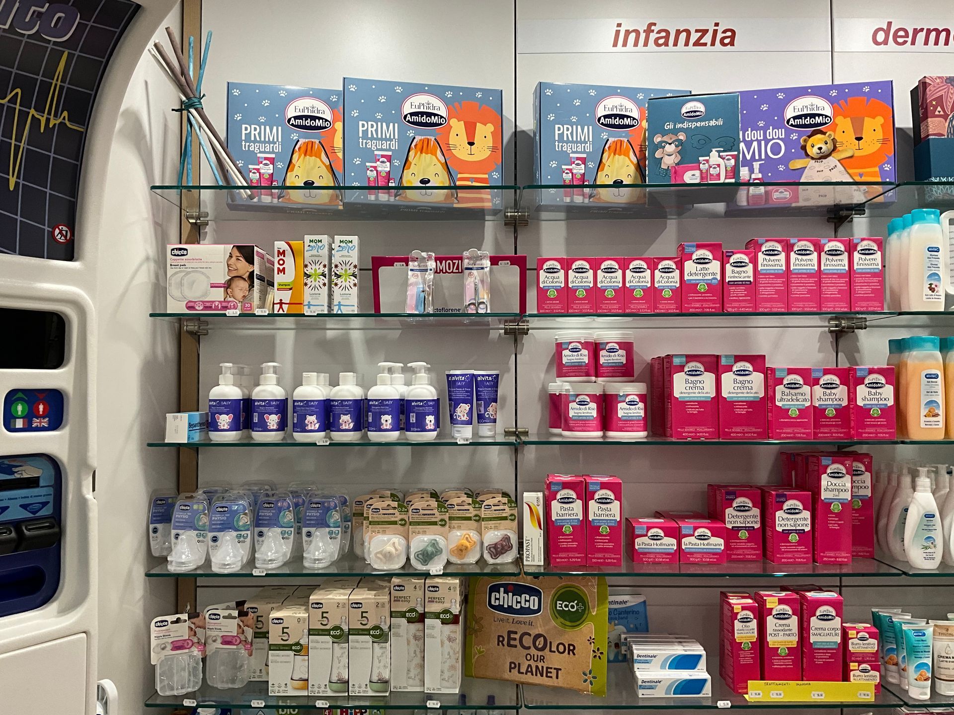 Uno scaffale di una farmacia pieno di prodotti per bambini.