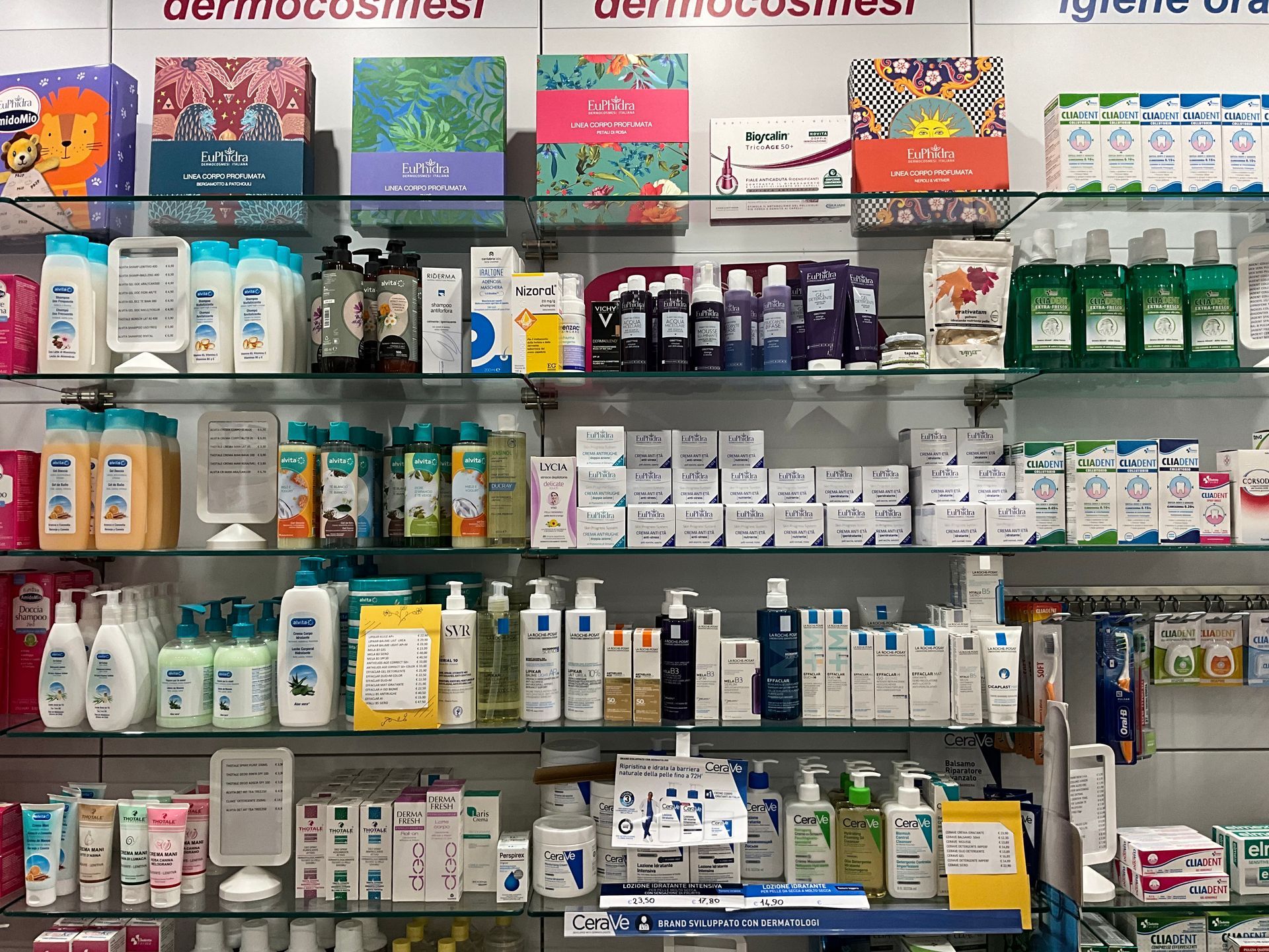 L'interno di una farmacia piena di tanti prodotti