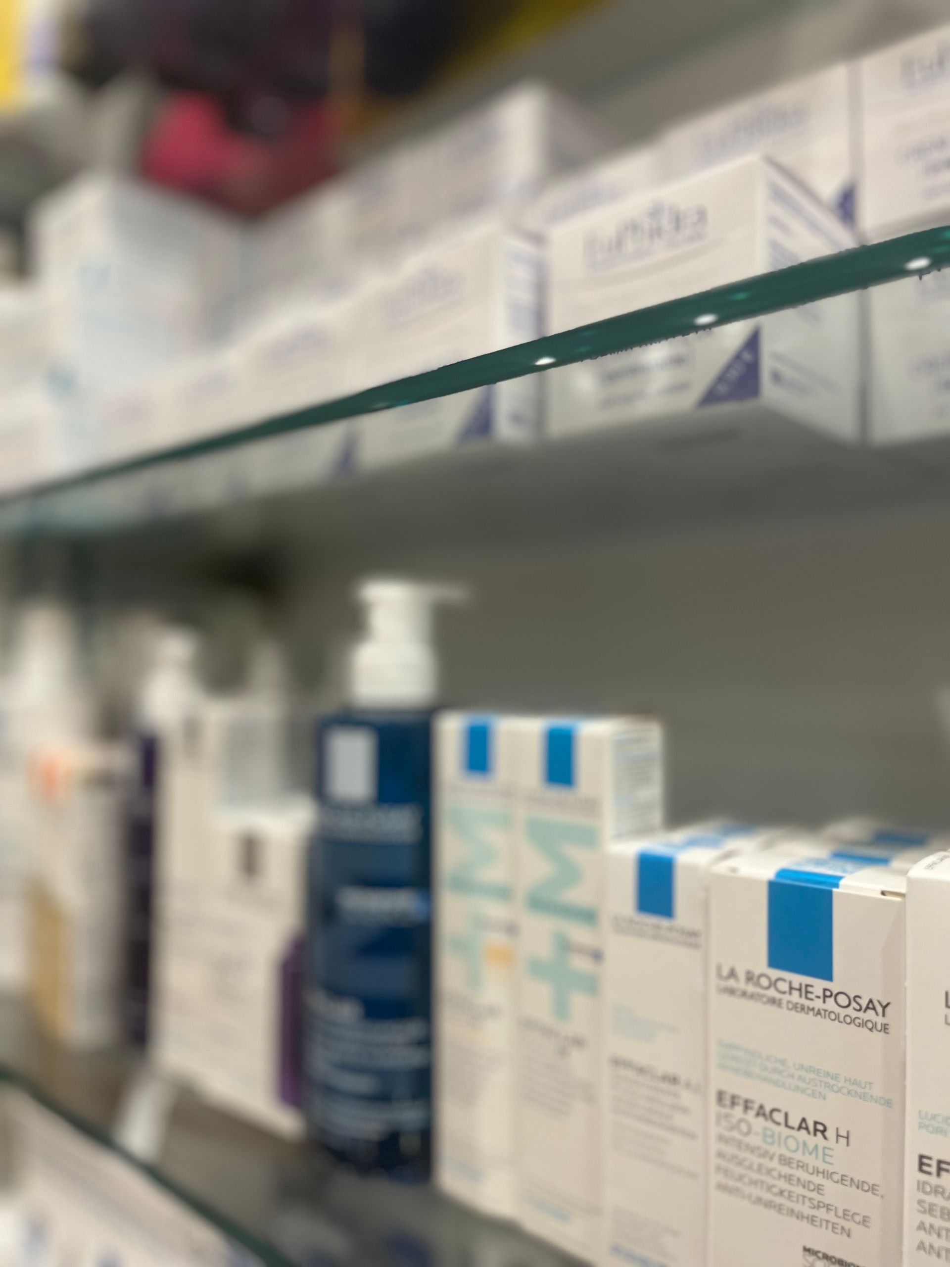 Una fila di scatole di prodotti La Roche Posay su uno scaffale