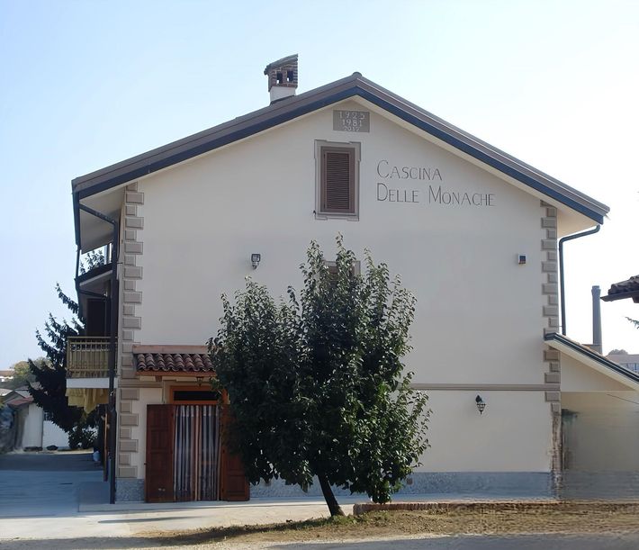 Un edificio bianco con la parola casa sopra