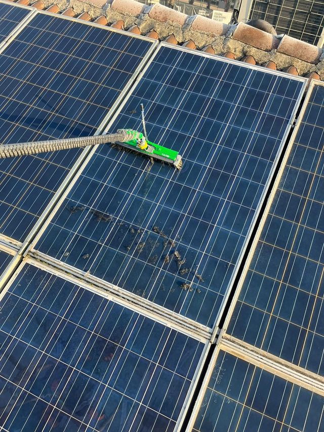 Noleggio piattaforme aeree per lavaggio pannelli fotovoltaici e manutenzioni speciali