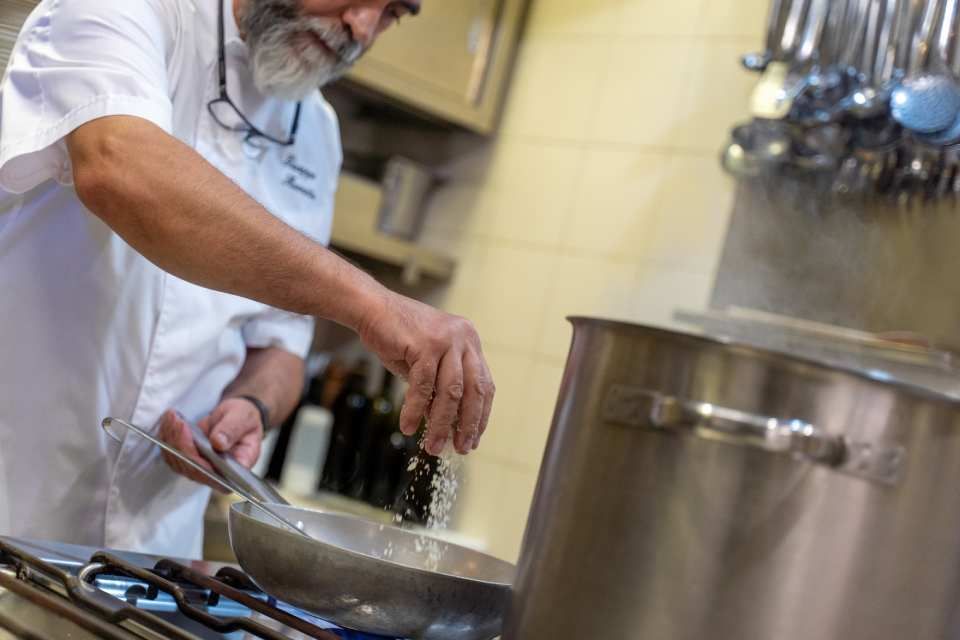 chef in cucina