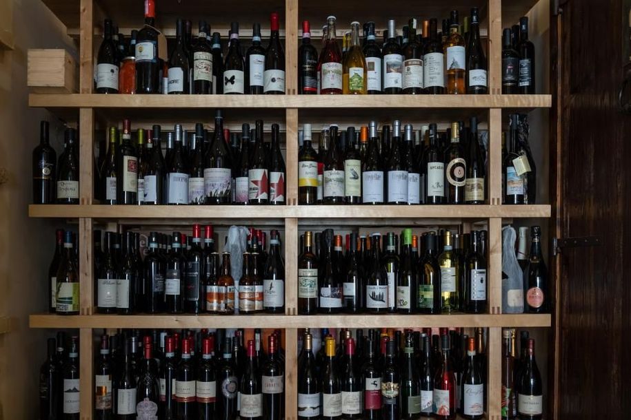 cantina dei vini del ristorante in zona Testaccio a Roma