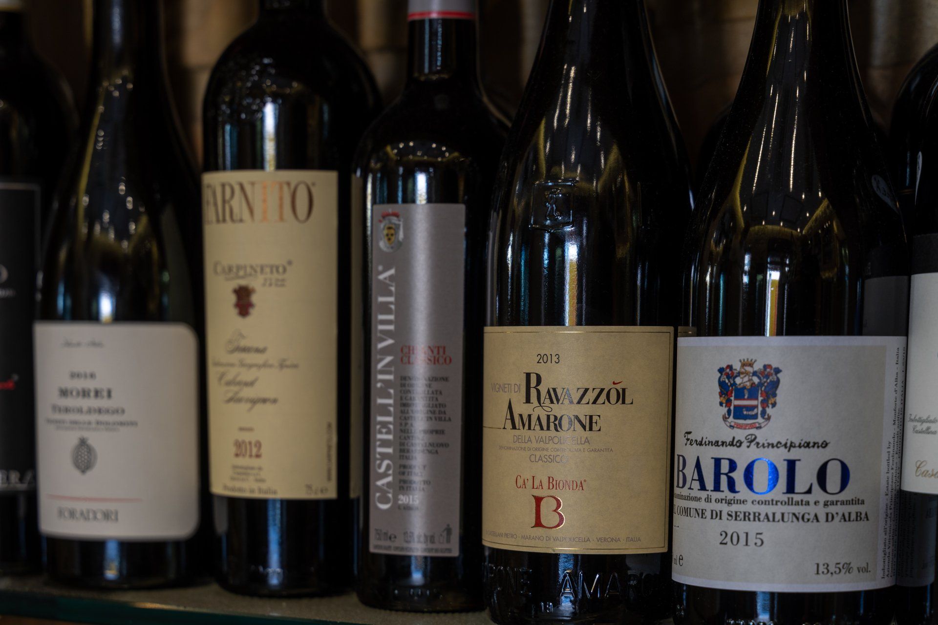 diverse bottiglie di vino 