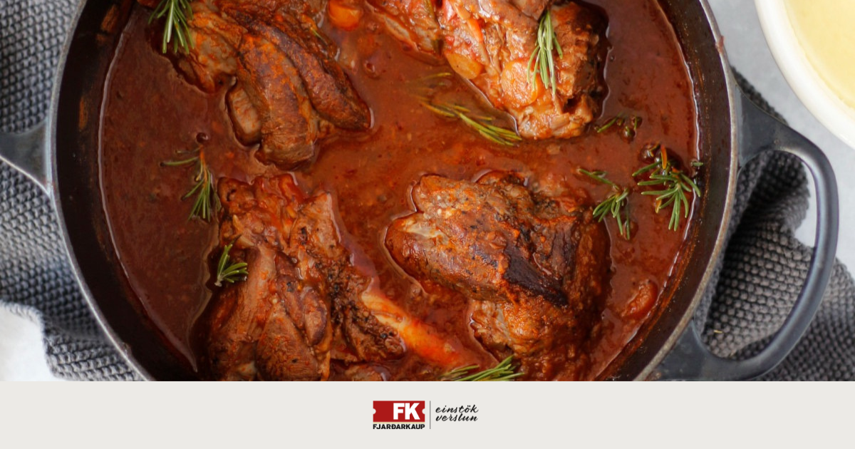 Lambaskankar sem malla hægt í rauðvíni og kryddjurtum – ómótstæðileg helgarmáltíð.