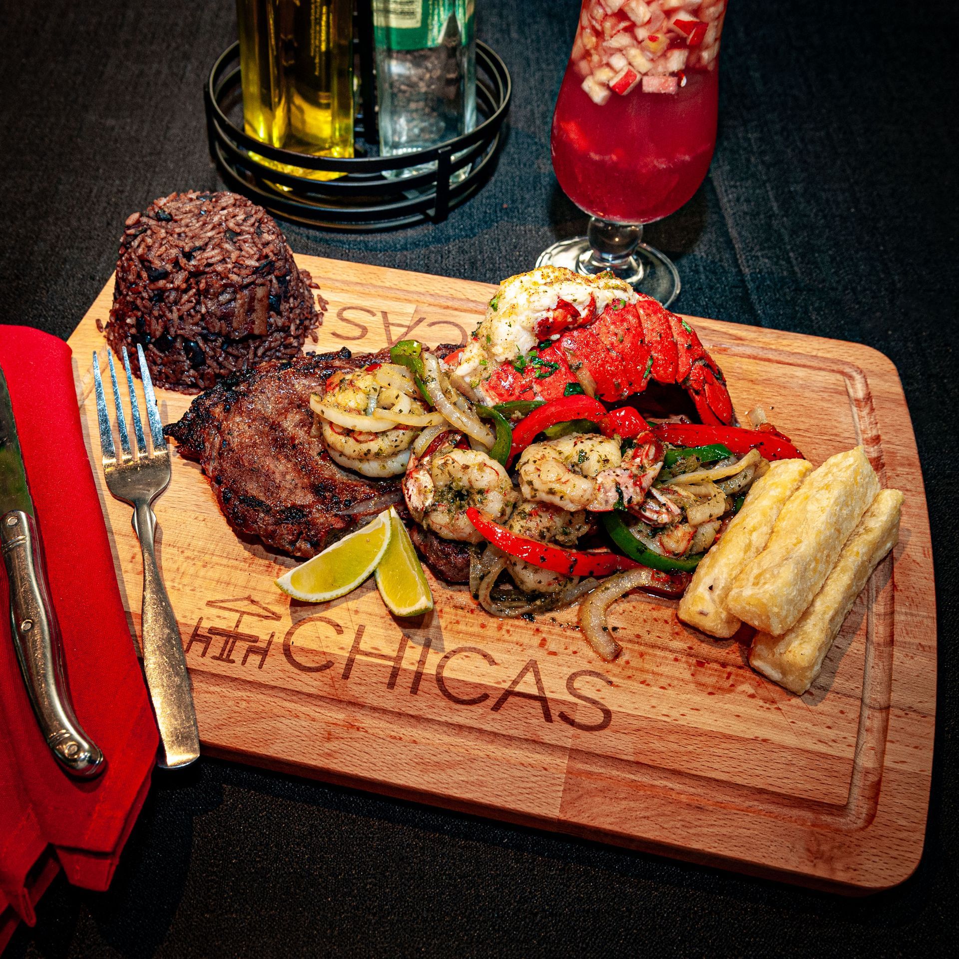 A wooden cutting board with the word chicas on it