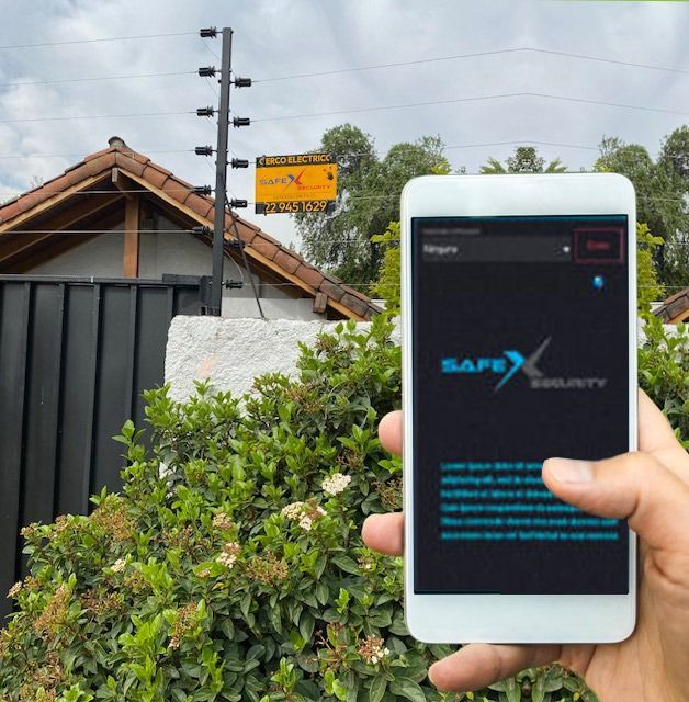 Persona sosteniendo un teléfono con la aplicación