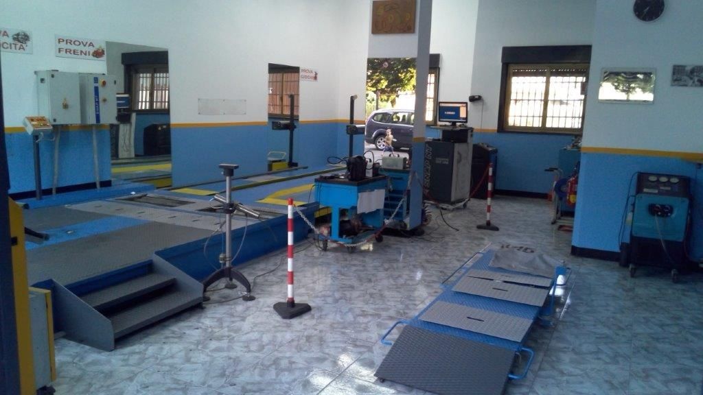 Dadi metallici in vassoi divisi all'interno di un armadietto.