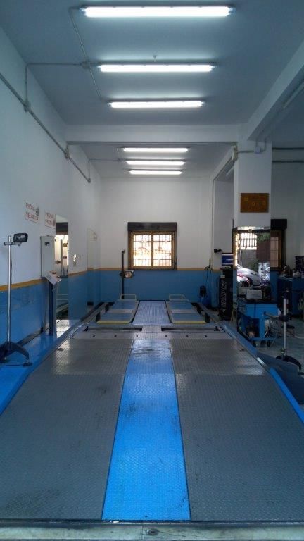 Sistema di sospensioni pneumatiche per camion con assale, molle ad aria e ammortizzatori.