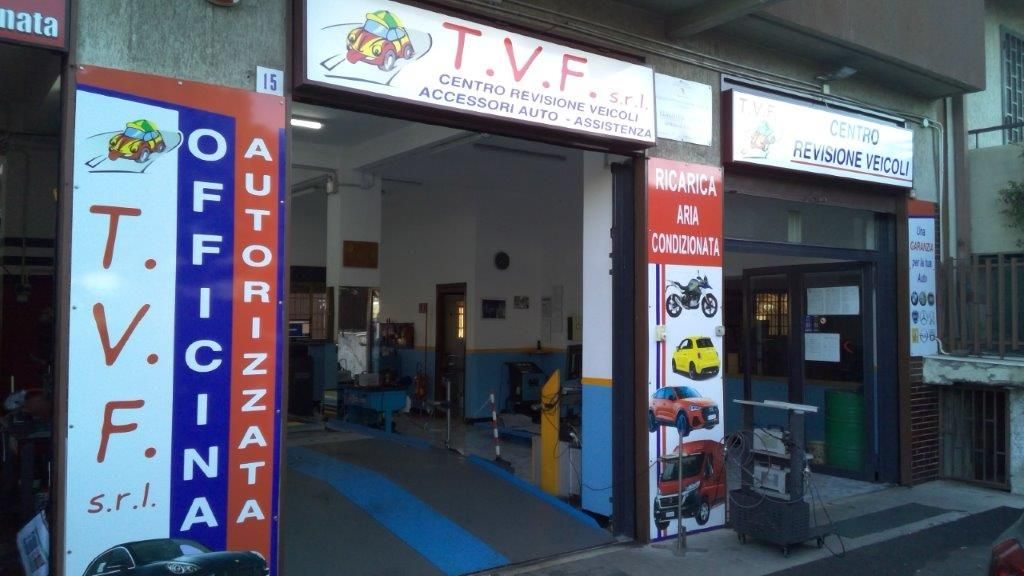 Componenti del kit di sospensioni pneumatiche su un pavimento in legno: airbag, ammortizzatori e parti in scatola.