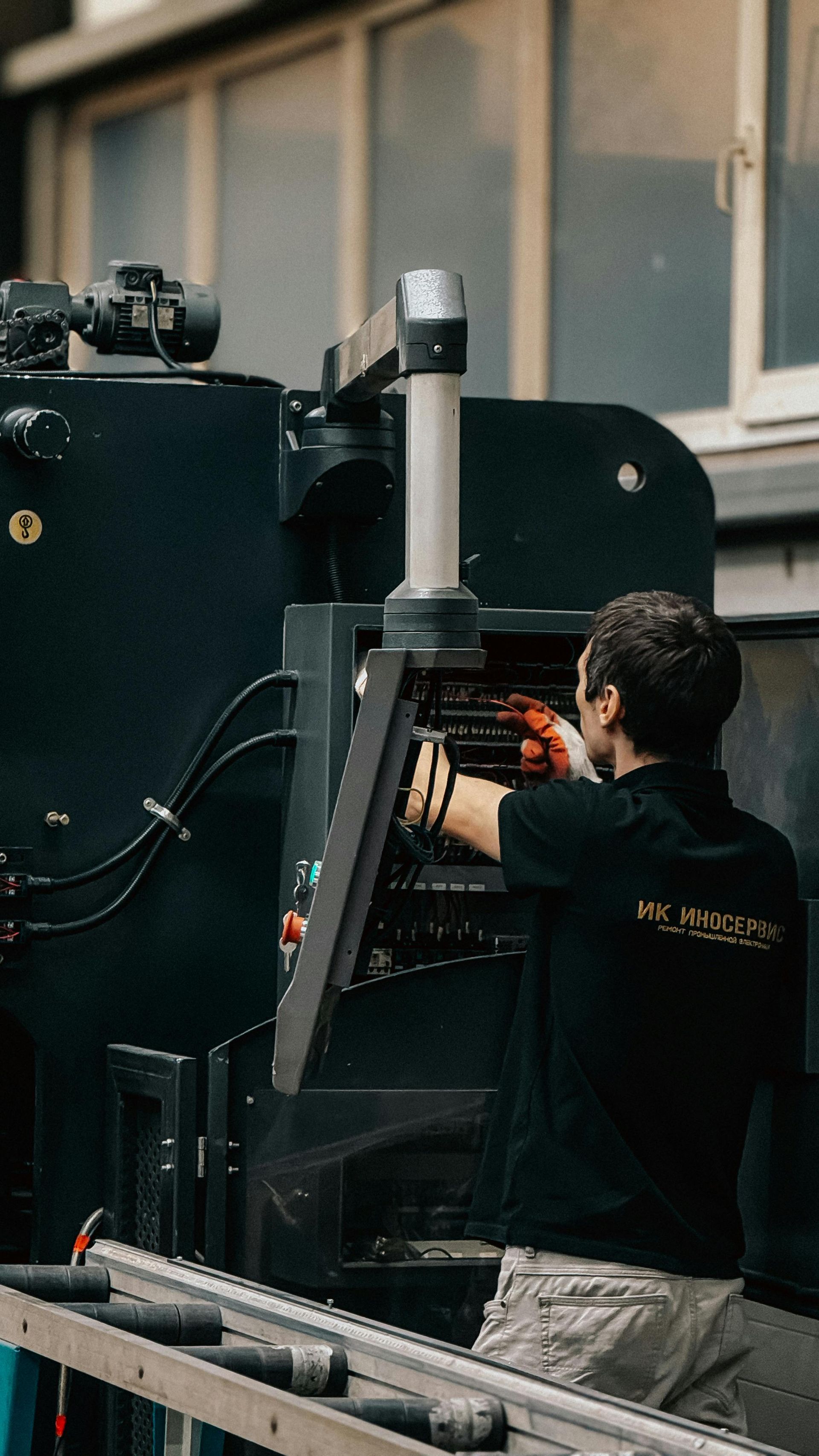 Una pila di molle a balestra rosse e curve in metallo