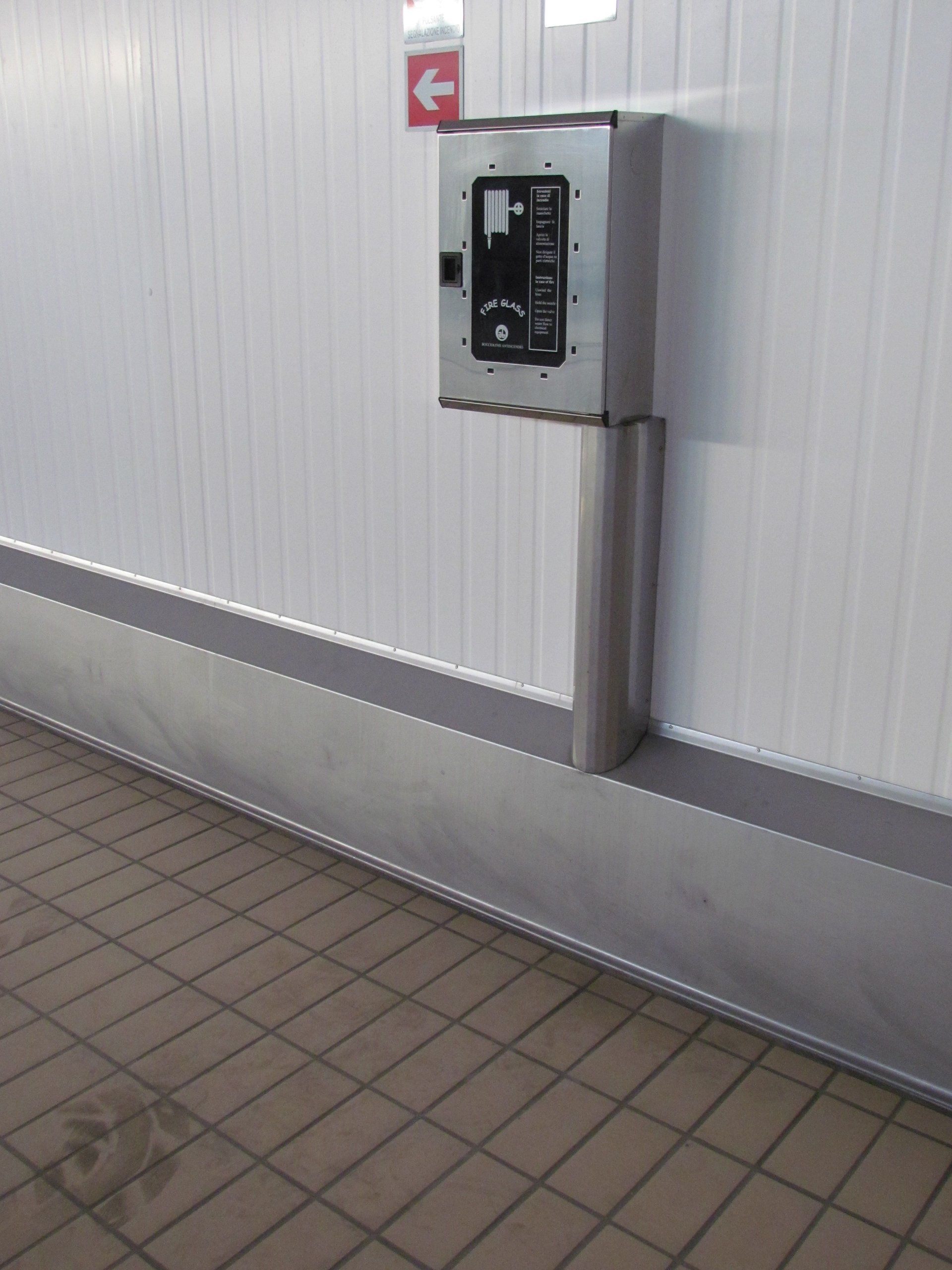 Protezioni antiurto con muretto in acciaio inox - Idealsystem Cesena