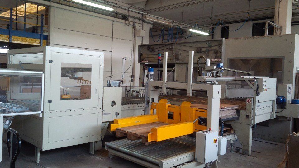 magazzino con caricatore pallet