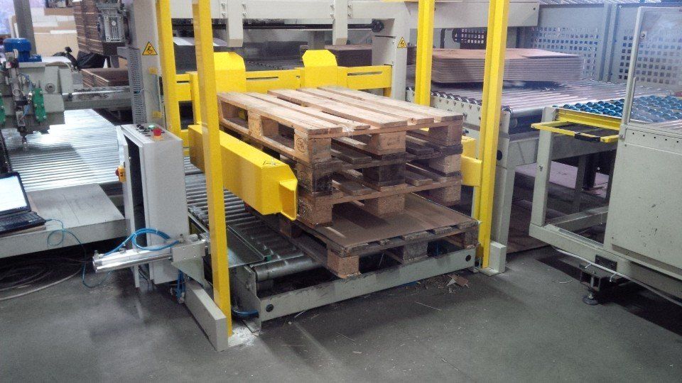 caricatore pallet in magazzino