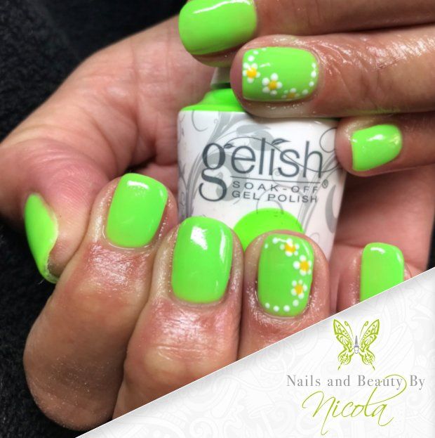 Green Nails With Daisies